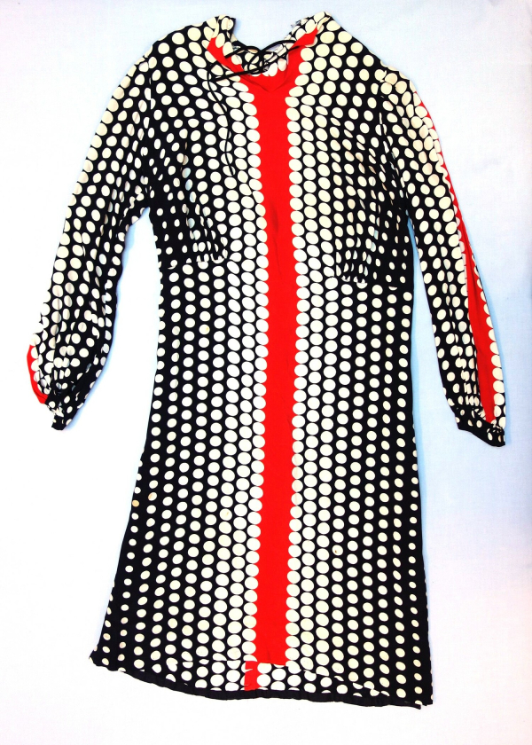 A long-sleeved dress made out of a black, red and white printed material. The Netherlands, 1920s.