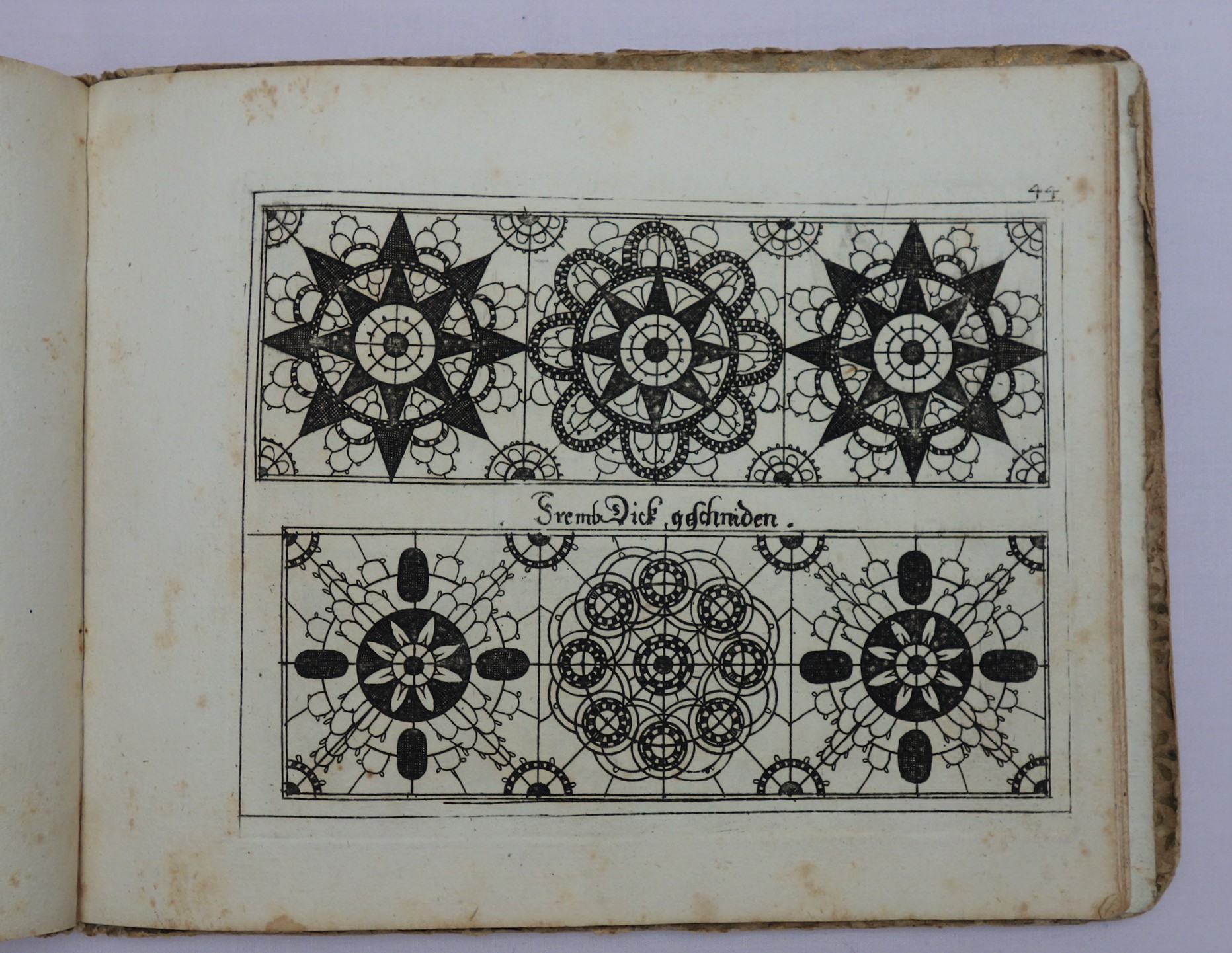 One of the charts in Paulus Fürst's embroidery model book (1666), showing a design suited for needlelace and/or reticella