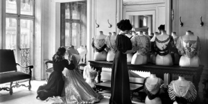 Photograph of the salon of the House of Worth, 1907.