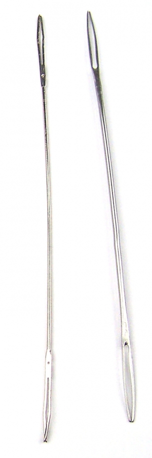 Examples of a netting needle.