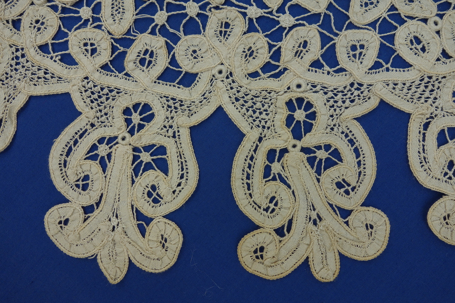 Tape lace collar, late 19th century, UK (TRC 2006.0250).