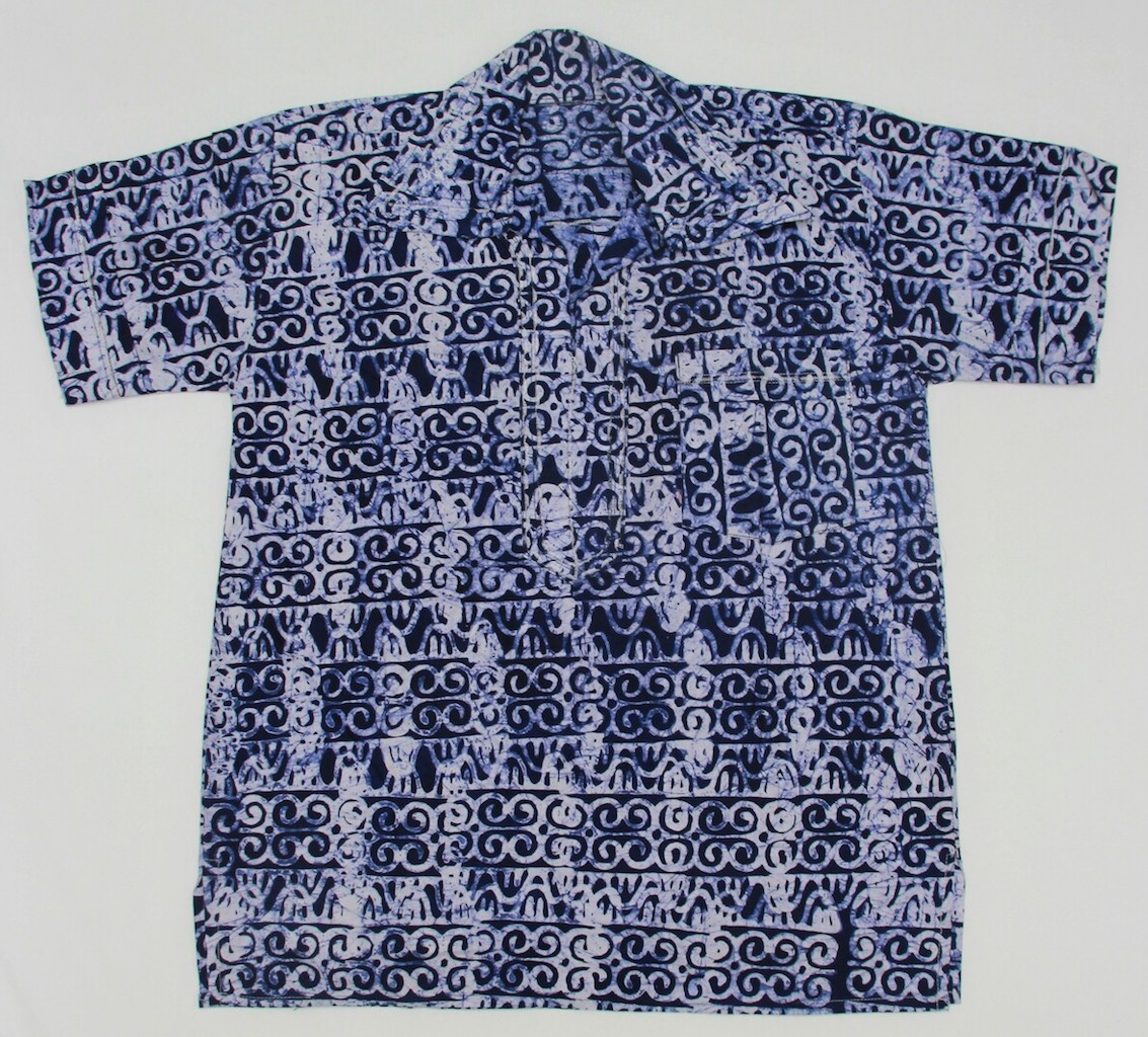 Handgemaakt, resist-geverfd shirt uit Ghana, 20ste eeuw (TRC 2010.0330).