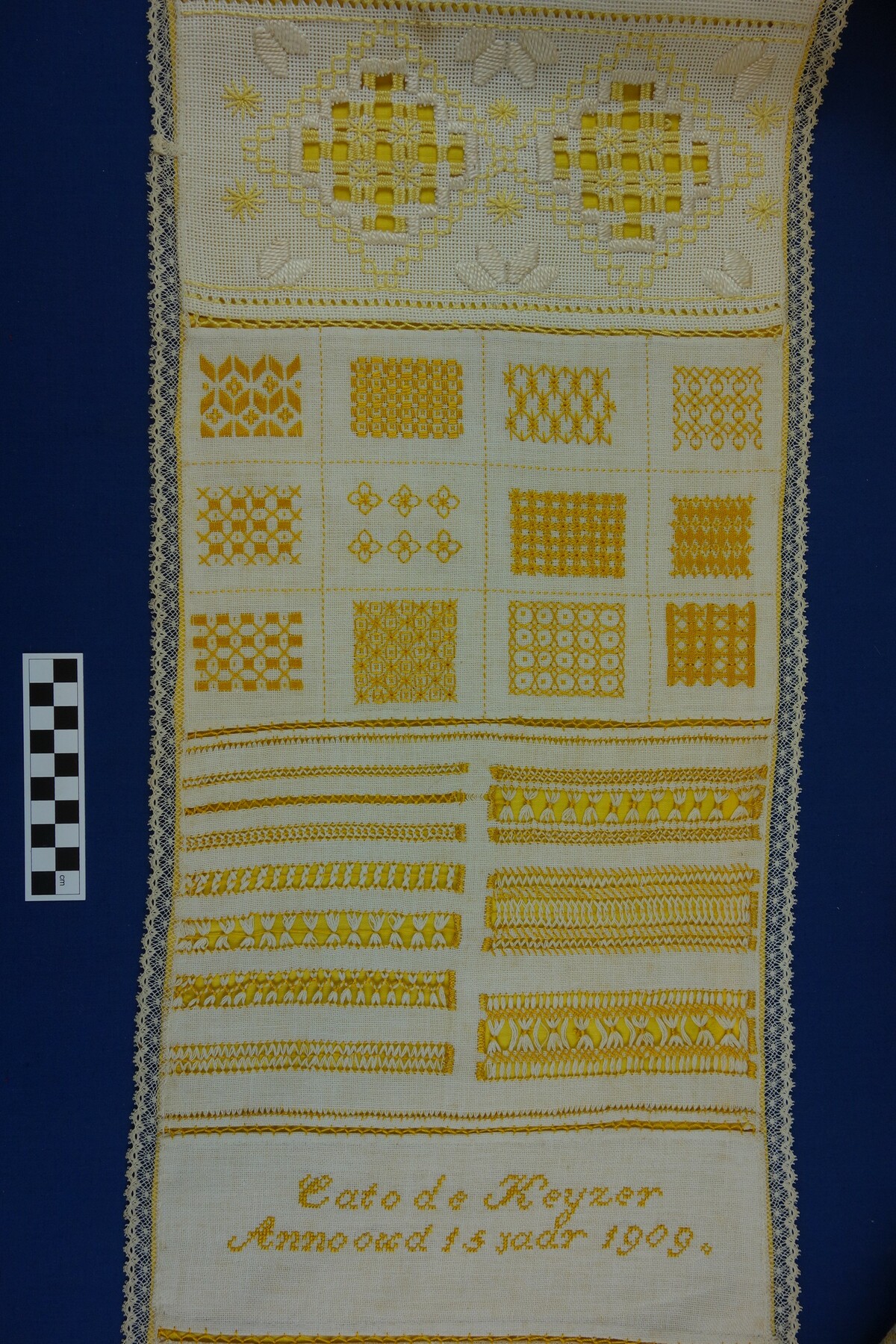 Part of a sampler ('Pronkstuk') made in 1909 by Cato de Keijzer (TRC 2014.0938). The sampler is more than seven metres long.