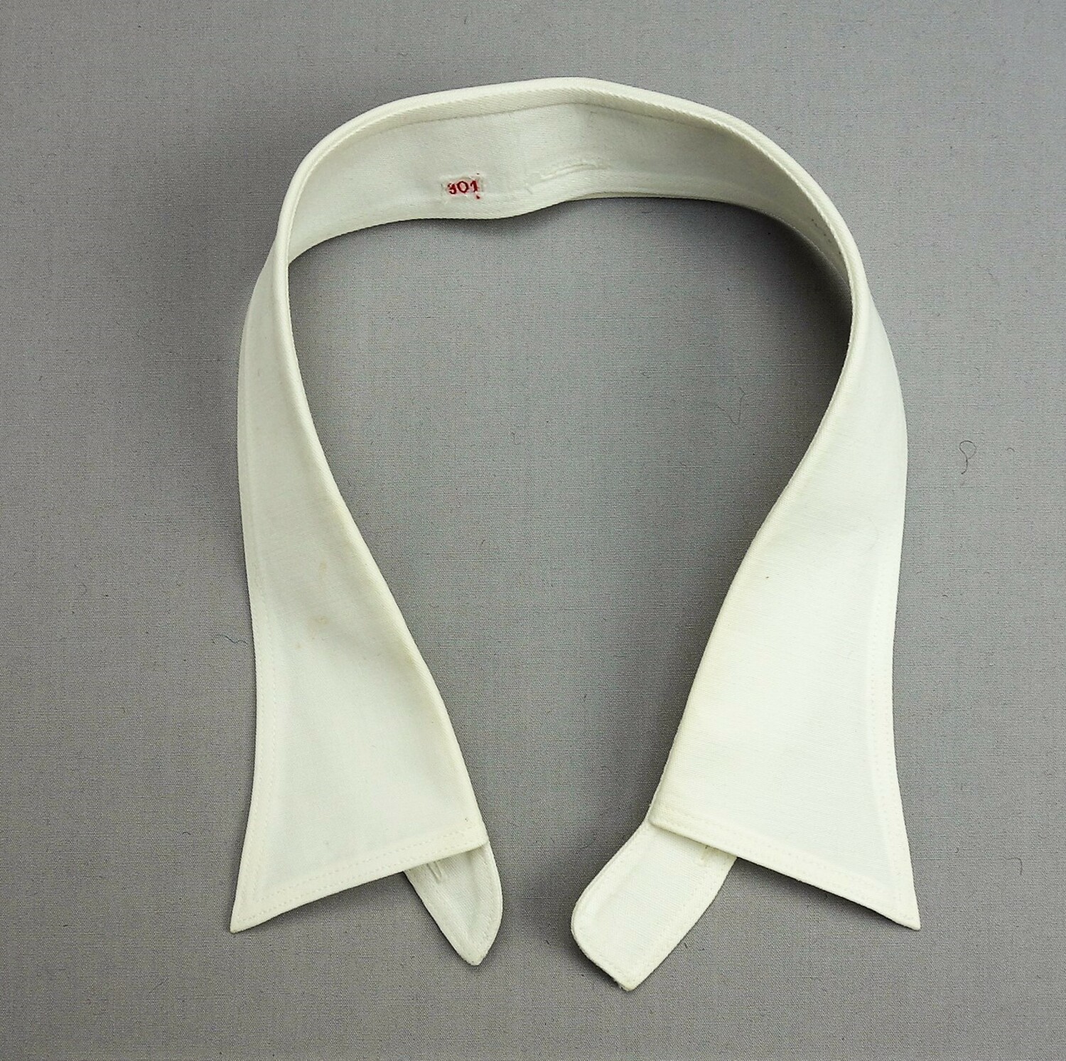 Detachable collar, the Netherlands, 20th century (TRC 2016.0806).