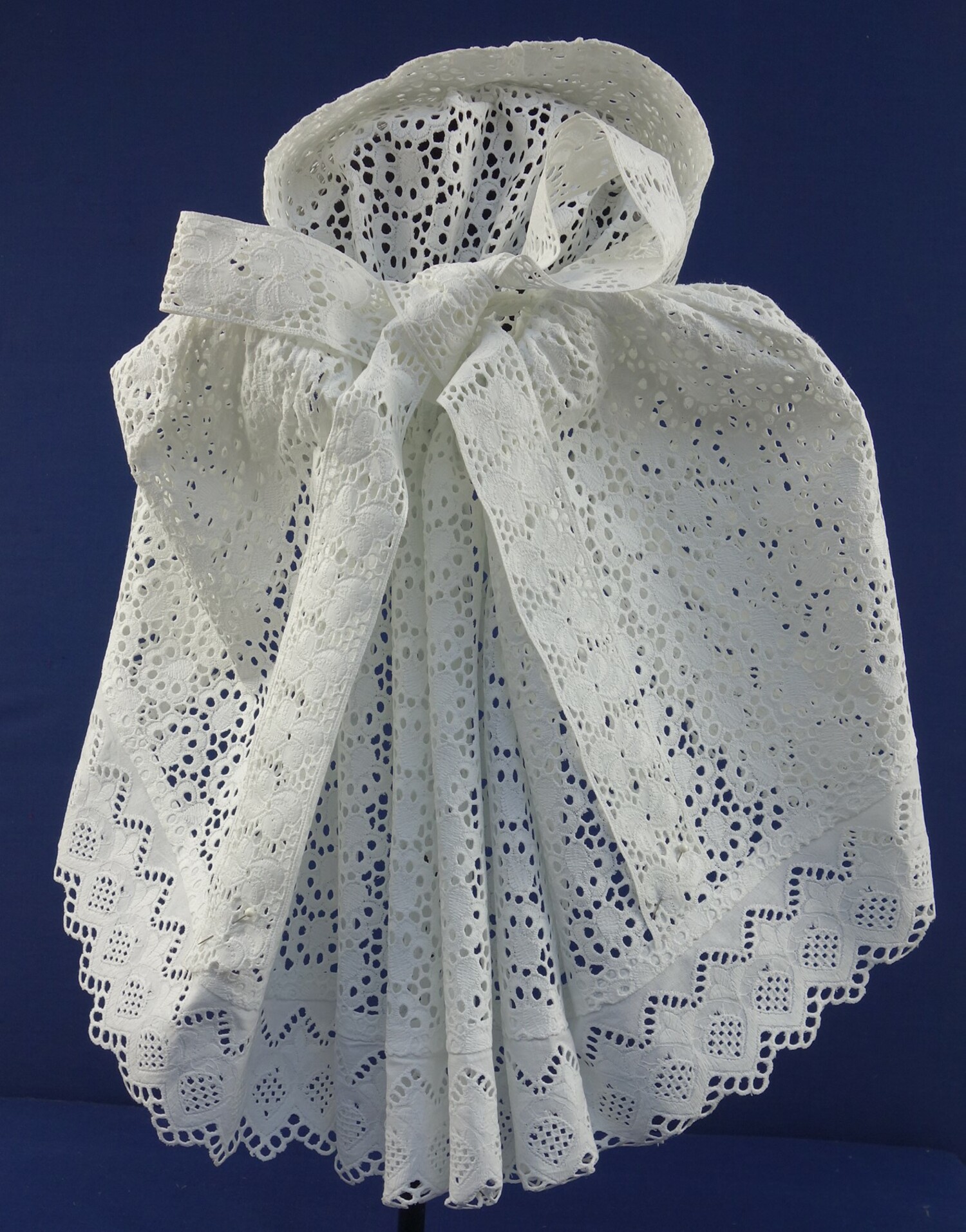 Back of a lace cap from Walcheren, Zeeland, the Netherlands, created using a machine made broderie anglaise (mid-20th century) (TRC 2016.1349).