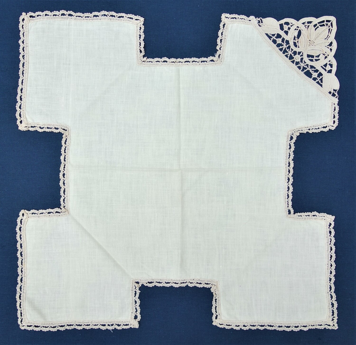 Sandwich cover from 1950s India, with hand made needle lace (TRC 2020.3749).