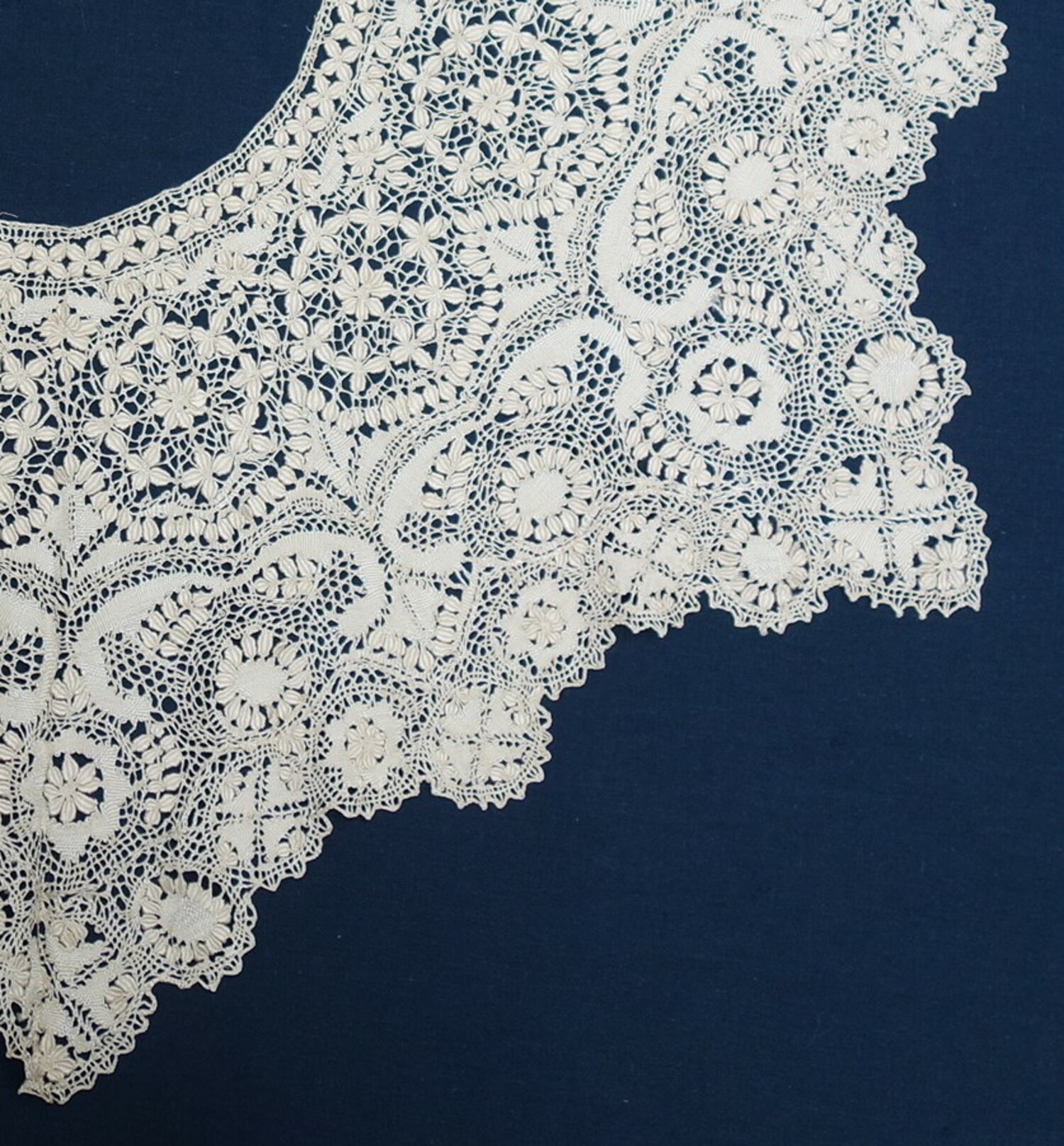 Detail of a bobbin lace collar, Maltese lace in silk, early 20th century (TRC 2020.4423).
