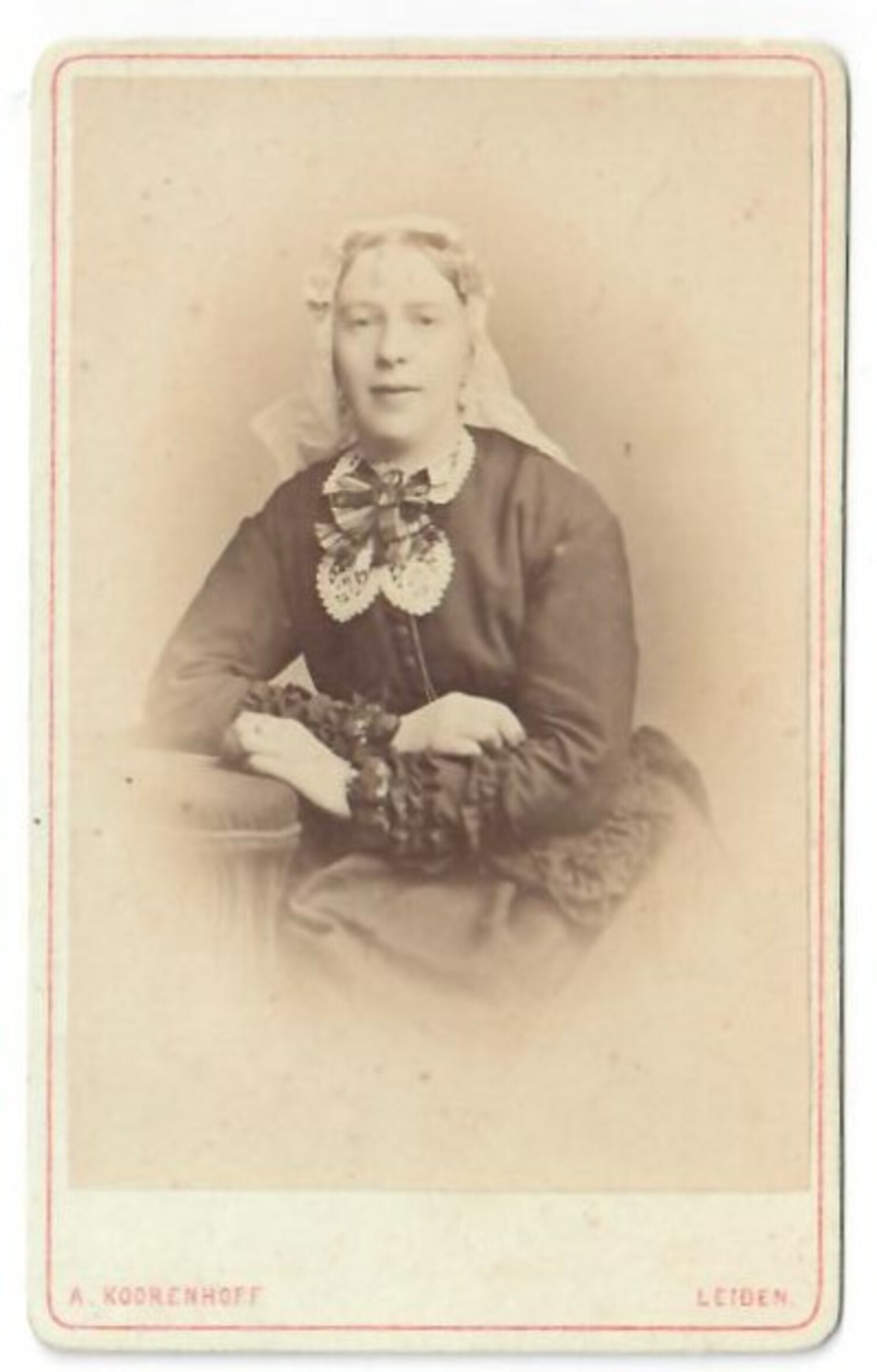 Woman wearing a long Rijnland cap, 1870s. Photographer: Koorenhoff, Muskadelsteeg, Leiden (TRC 2021.2439c).