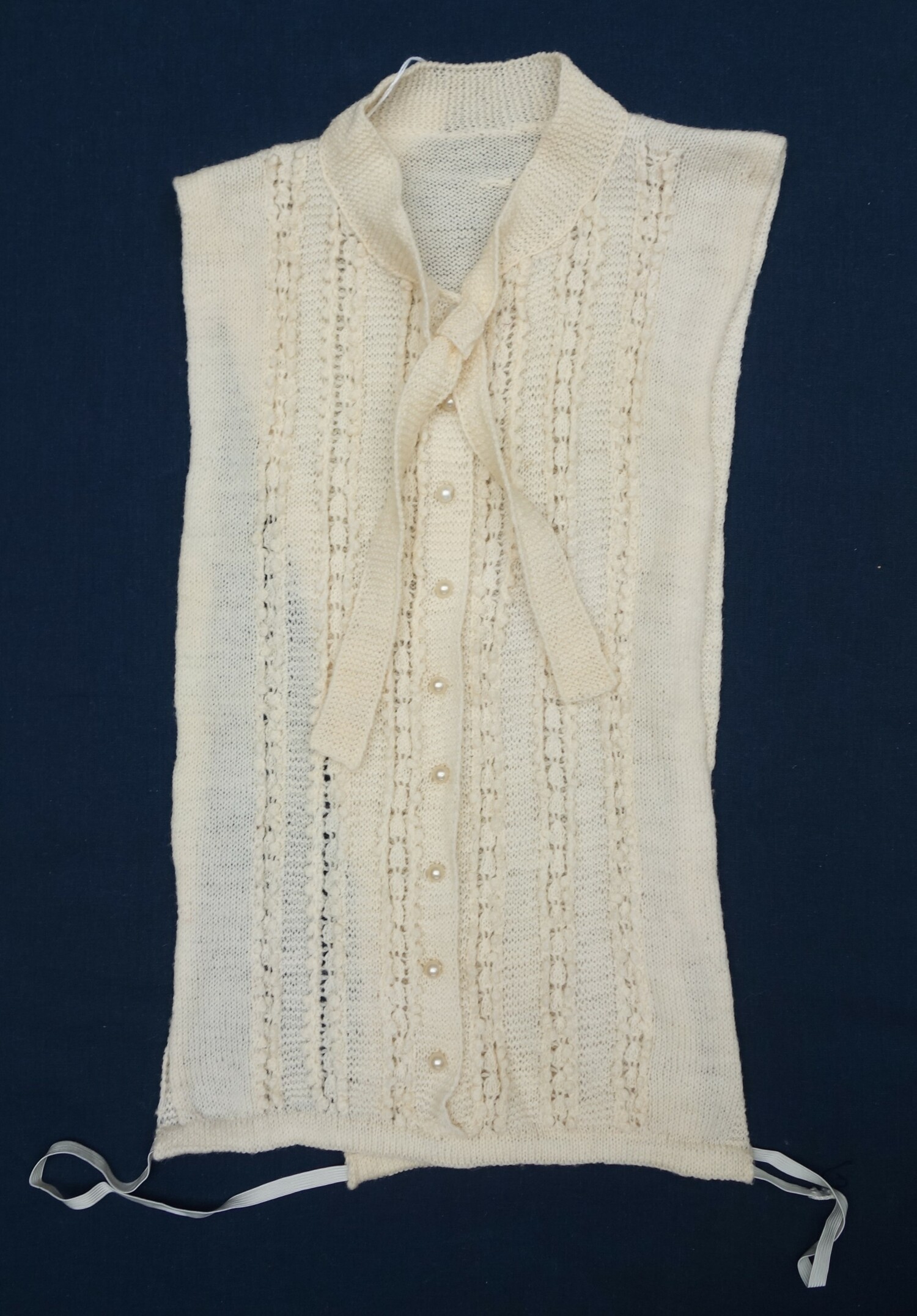 Front and back of an off-white chemisette. The Netherlands, 1930s-1940s (TRC 2023.1530).