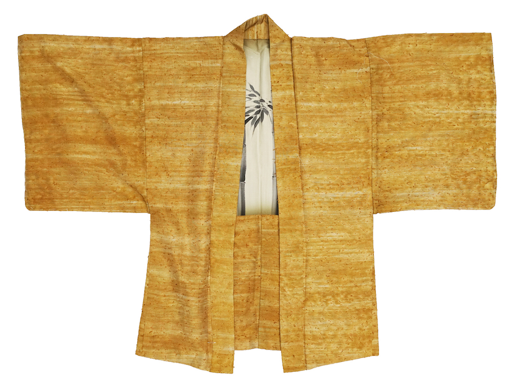 A brown mottled jacket (haori) with a lining decorated with a painted design on an off-white ground. Acquired with crowd funding in 2024. Japan, 20th century (TRC 2024.1064).
