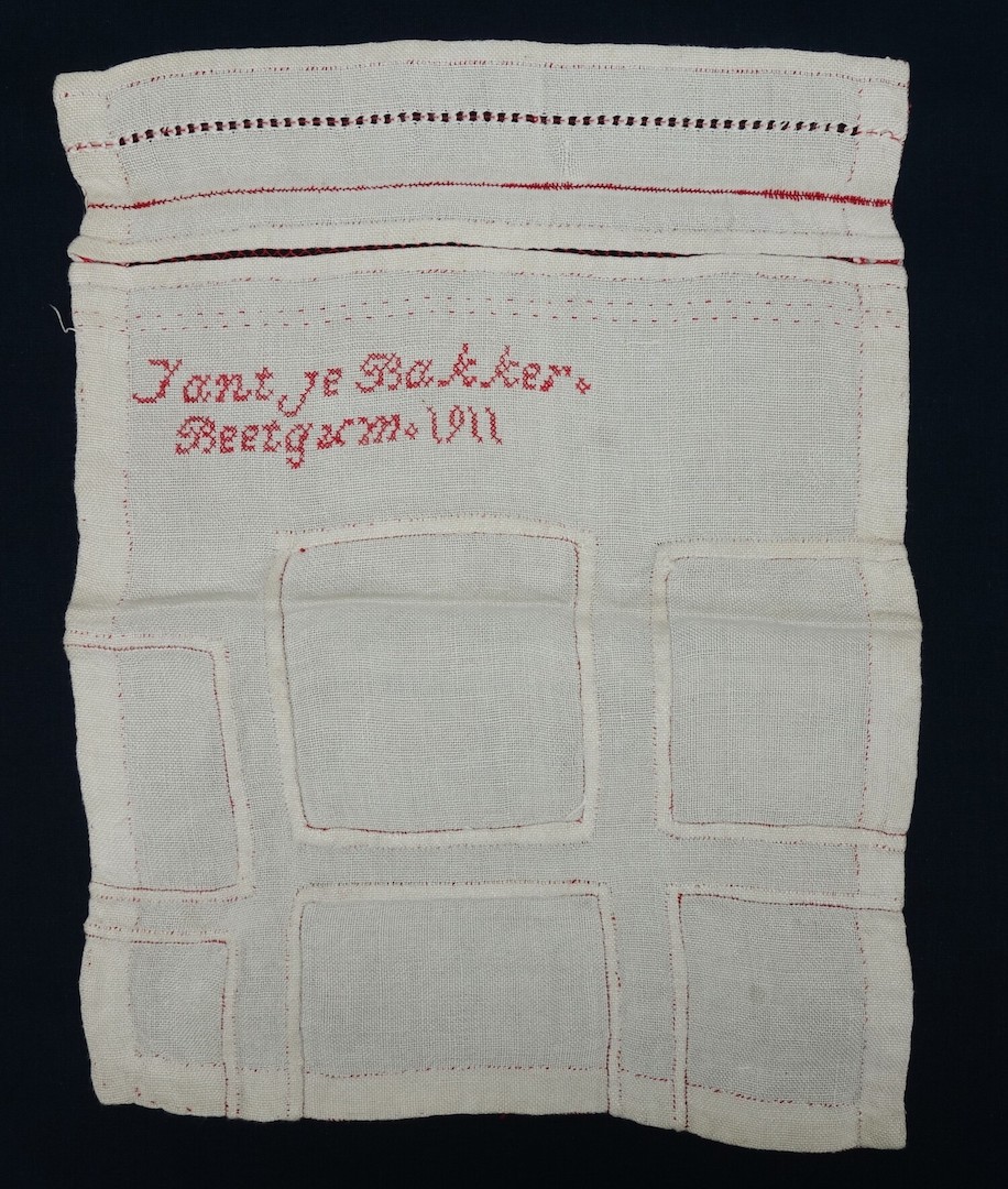 Fig. 2: School sample with six examples of patching stitched with red thread. Probably worked by Jantje Bakker from Beetgum in Friesland, the Netherlands, in 1911 (TRC 2024.1667).