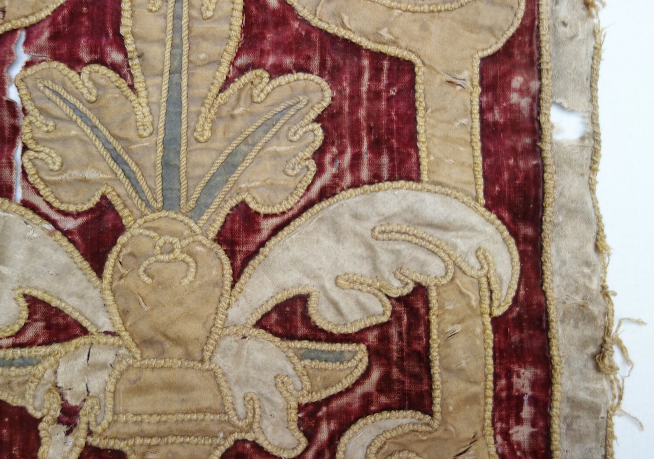 Sample of a piece of strapwork made from dark red silk velvet. Europe, late 16th century. Donation in 2024 by Marjolijn van Scherpenzeel (TRC 2024.3205).