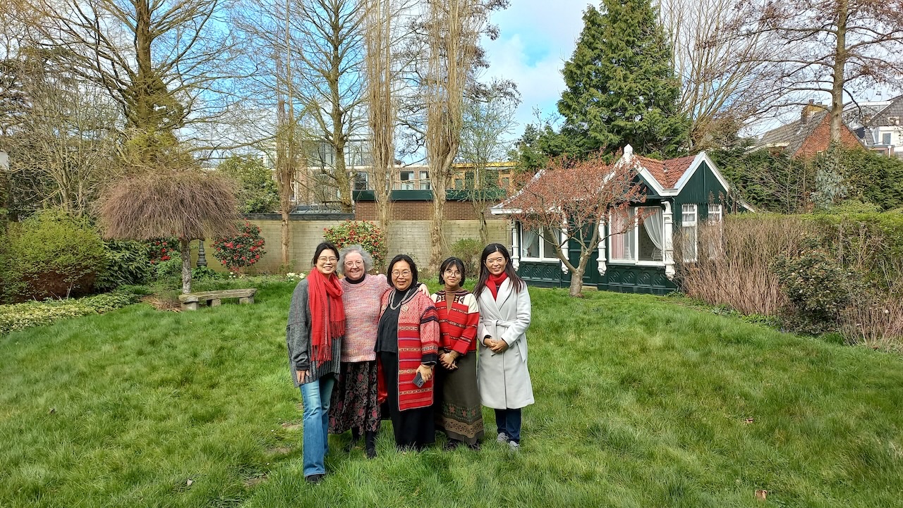 Taiwanese delegation visiting the TRC, with Gillian Vogelsang in their midst. They are standing in the garden of Boerhaavelaan 6. In the background is the garden pavilion.