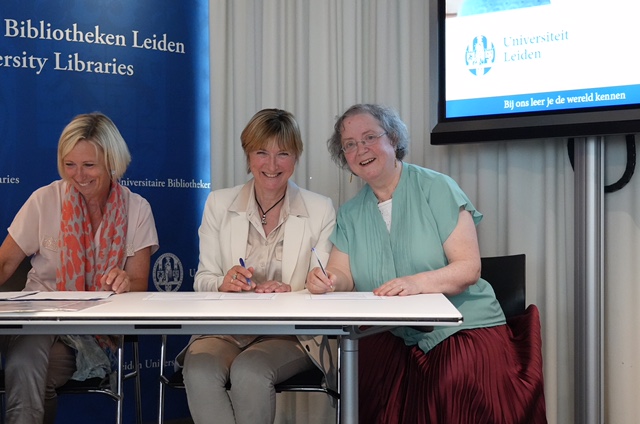 Signing the agreement: from left to right Willemijn Goosen-Ottow, Prof. Annetje Ottow and Dr Gillian Vogelsang- Eastwood.