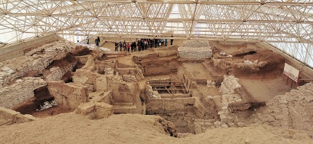 Fig. 2. Covered excavations of part of the tell of Çatalhöyük. [By Murat Özsoy 1958 - Own work, CC BY-SA 4.0, https://commons.wikimedia.org/w/index.php?curid=91011948]