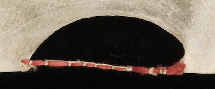 A bar across the mouth of a parchment gap made from red silk bound with open buttonhole stitch in a light coloured thread (Engelberg, Stiftsbibliothek / Cod. 16 – Augustinus, Sermones ad populum diversi / f. 220r).
