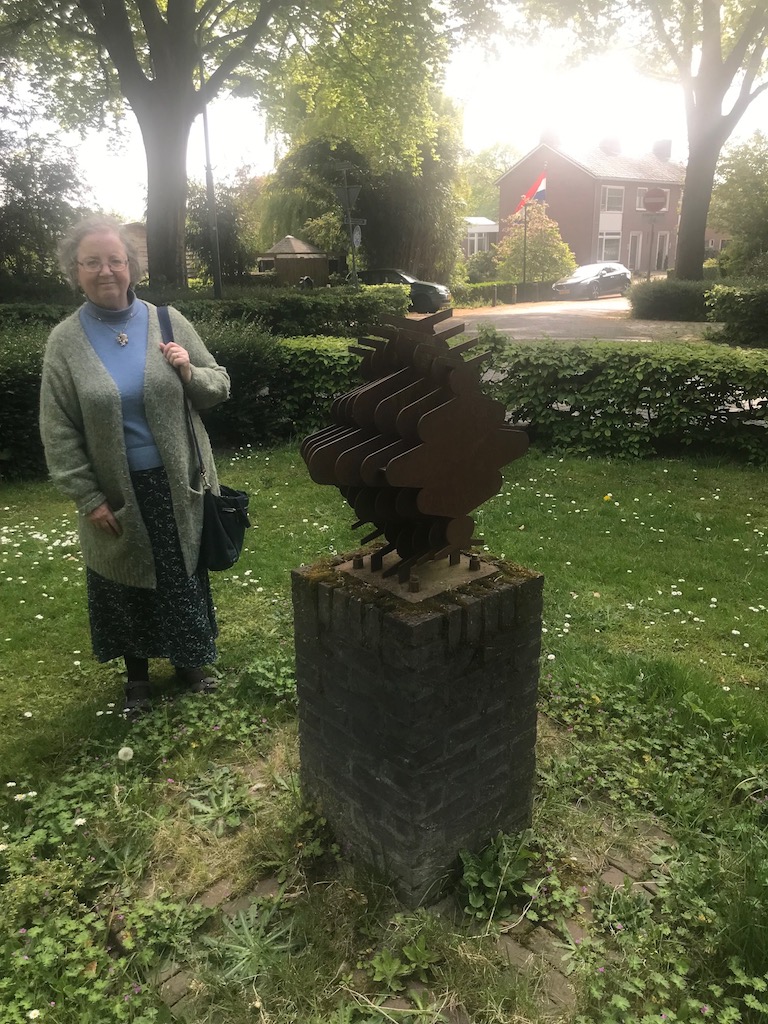 Author at the monument for the 's Gravenmoer bobbin lace makers.