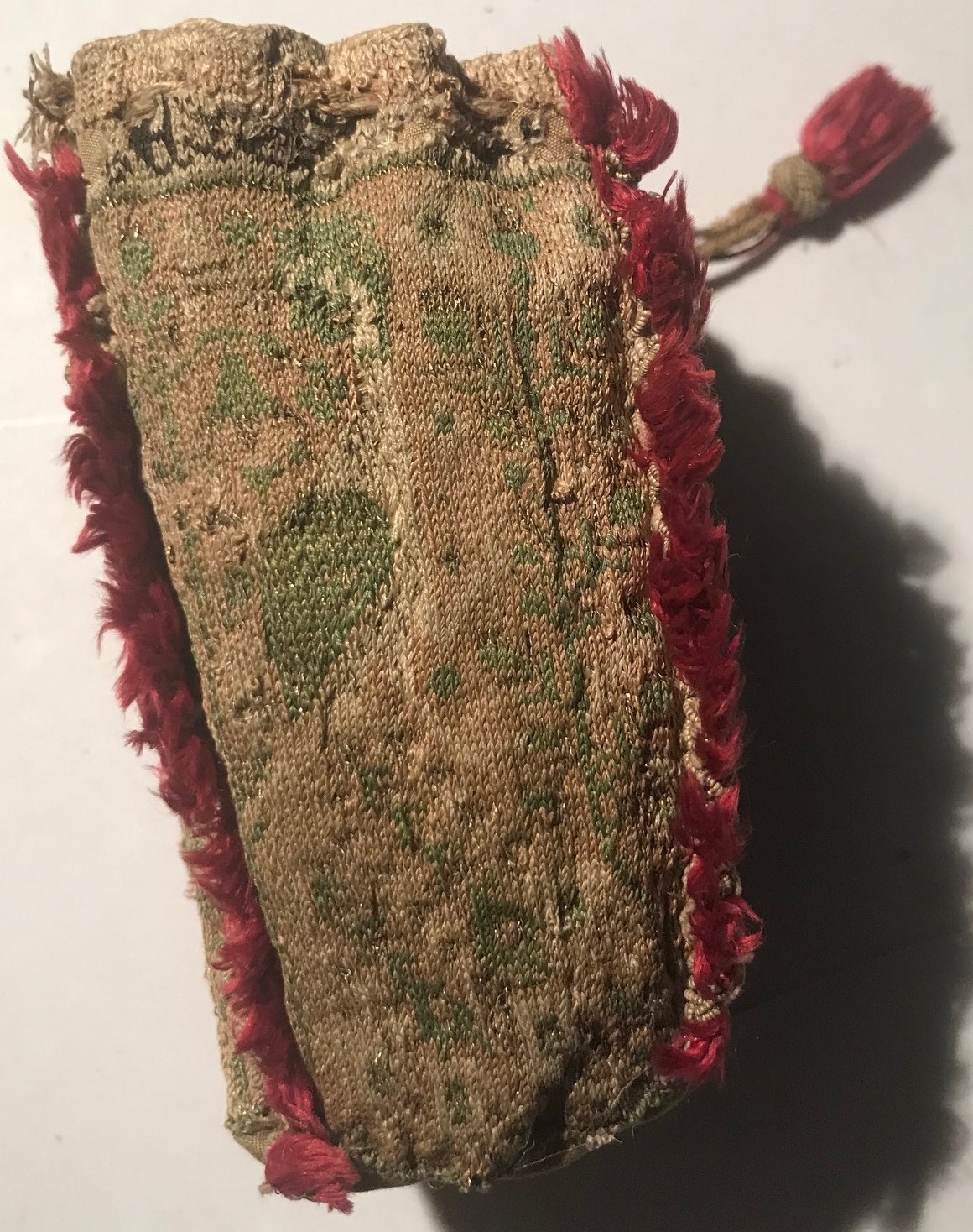 Side 4 of the knitted bag in silk and metal thread (Sens Museum, B323, 13th century).