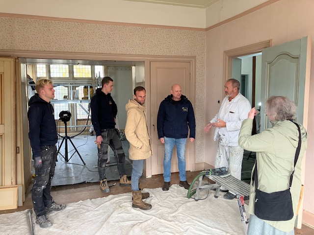 Discussing work on the first floor, Boerhaavelaan 6. December 2025. Photograph Willem Vogelsang.