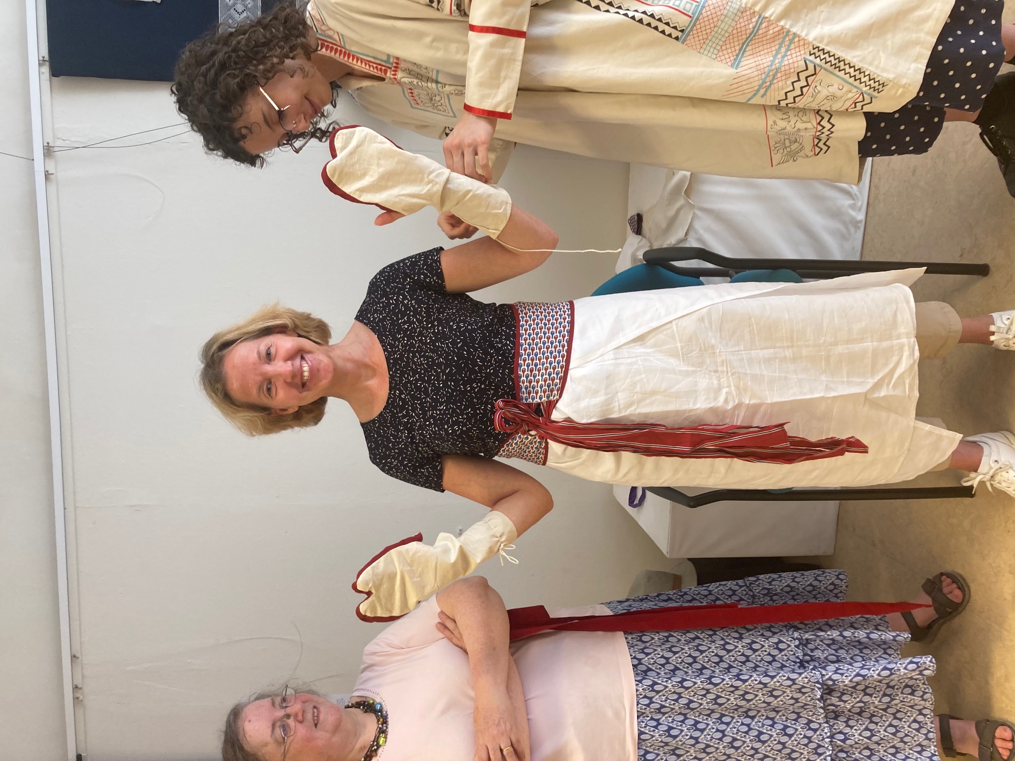 One of the participants showing the (replica) chariot gauntlets of Tutankhamun. Photograph by Gerton Hermers.