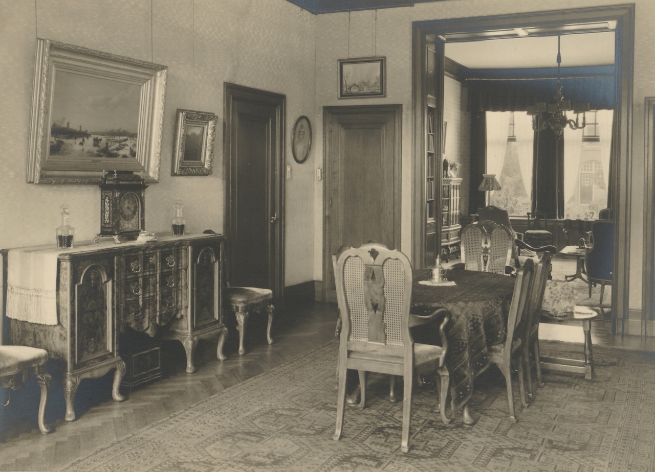 Fig. 6. Dining room of Boerhaavelaan 6. Beyond the partition is the sitting room. Photograph courtesy Nauta-Barge family.