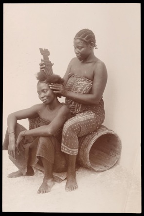 Swahili women hair-dressing, Retrieved from https://tinyurl.com/4v3bztks.
