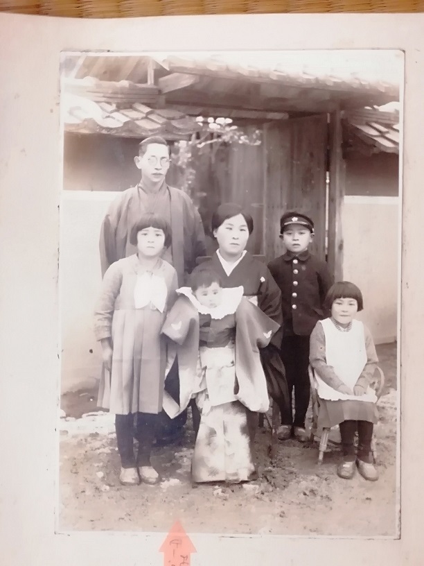 Minoru and Tokiko Noda and their children for the “omiya-mairi” of their third baby girl, Yoshiko, in 1936, in Naka-Shidami on the outskirts of Nagoya. The baby girl is wrapped up in a kimono, now in the TRC collection ( TRC 2021.2137). Photograph private collection.