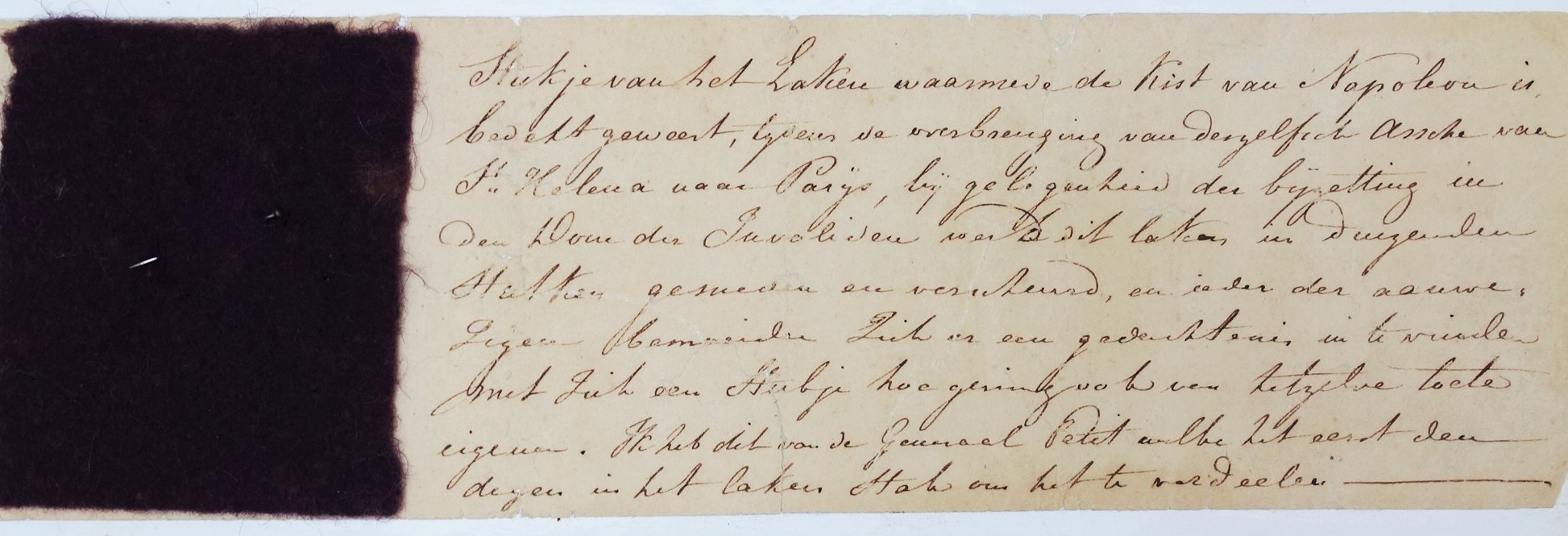 Fragment of broadcloth (to the left), purportedly cut from a pall of Napoleon's coffin in 1840/1841. To the right is a piece of paper with a text in Dutch identifying the piece of cloth (TRC 2020.4528).