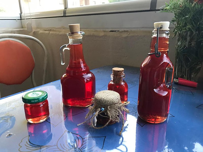 Homemade St. John's Wort Oil (Hypericum perforatum oil), Wikipedia commons
