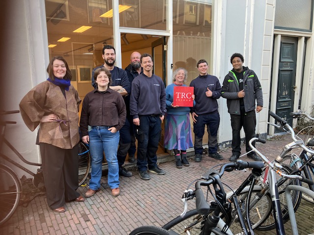 The removal team and TRC staff posing in front of the rapidly emptying former premises of the TRC along the Hogewoerd.