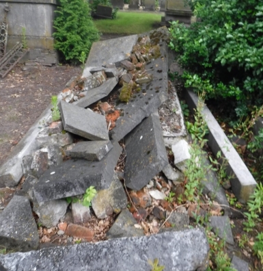 Recent photograph of the grave of Frederik van Deinse and his wife, Maria Cornelia de Witt Hamer, in Hulst, Zeeuws-Vlaanderen. Oudheidkundige Kring Hulst.