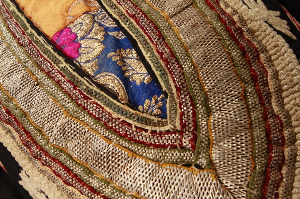 Detail van een geborduurde halsopening van een Tihama jurk, Jemen. TRC collectie. Foto: Joost Kolkman.