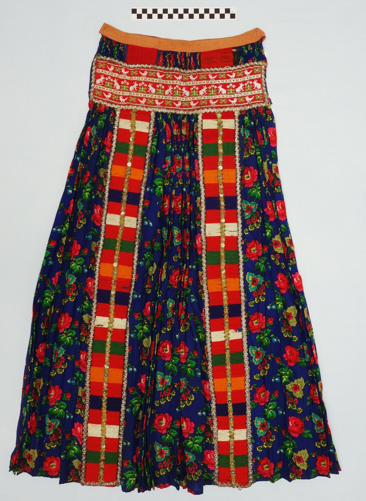 Rabbits and birds in beadwork on an Hungarian apron (TRC 2016.0732f).