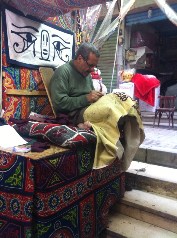 Ambachtsman werkend aan een appliqué paneel. Straat van de Tentenmakers, Cairo, Egypte. Foto: Gillian Vogelsang-Eastwood, December 2014.