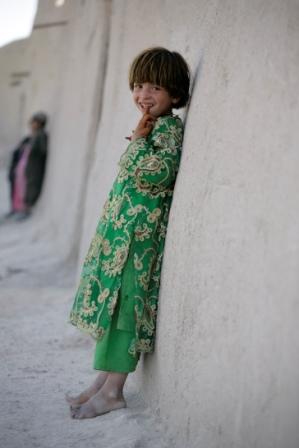 Afghaans meisje in traditionele kleding. Foto Hans Stakelbeek.