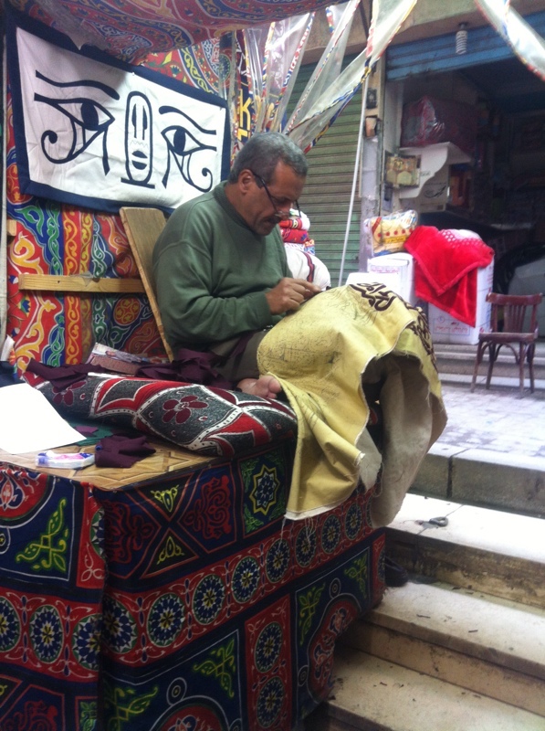 Handwerklieden in de Straat van de Tentmakers, Cairo, Egypte.